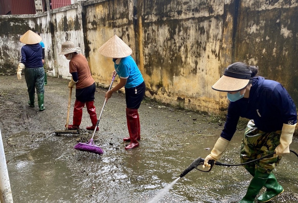 Người d&acirc;n huyện Chương Mỹ trở về nh&agrave;, tập trung khắc phục hậu quả sau thi&ecirc;n tai.