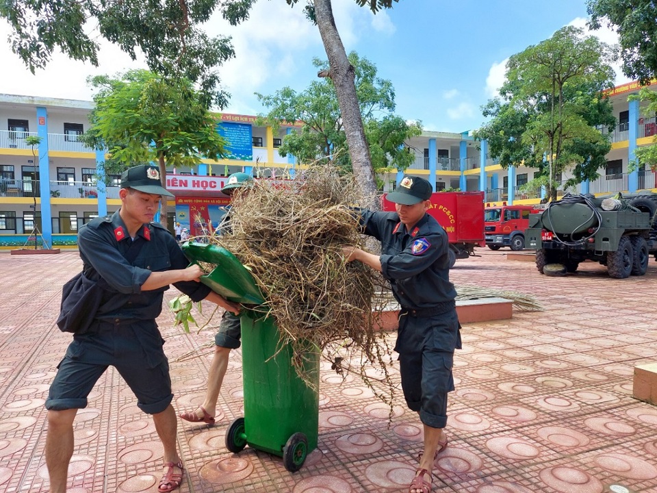 C&aacute;c chiến sĩ Trường sĩ quan Đặc c&ocirc;ng gi&uacute;p Nh&acirc;n d&acirc;n x&atilde; Nam Phương Tiến vệ sinh m&ocirc;i trường.