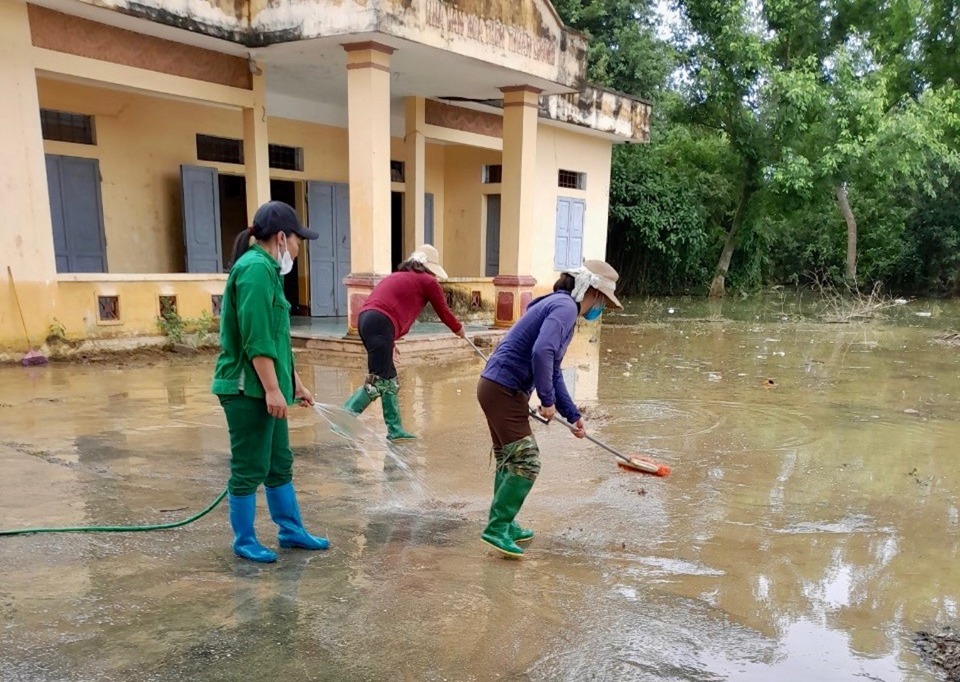 Người d&acirc;n x&atilde; Ho&agrave;ng Văn Thụ (huyện Chương Mỹ) tập trung khắc phục hậu quả ngập lụt.