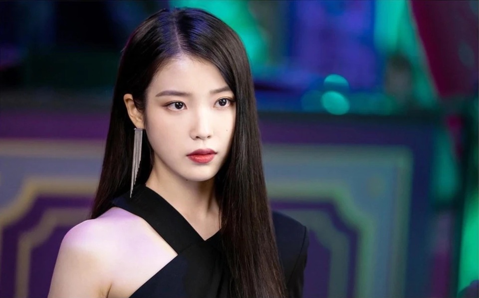 IU hoạt động solo nhưng th&agrave;nh t&iacute;ch c&oacute; thể s&aacute;nh ngang những nh&oacute;m nhạc lớn của Kpop. Ảnh: Instagram