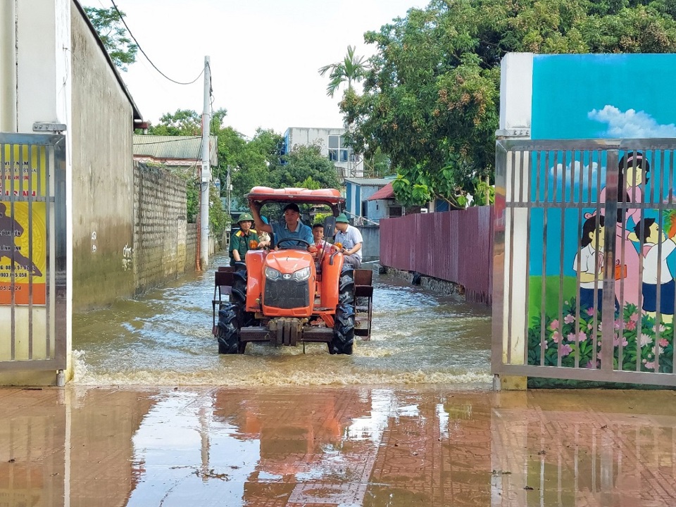 Nhiều ng&otilde; x&oacute;m ở x&atilde; Nam Phương Tiến vẫn ngập s&acirc;u, việc đi lại của người d&acirc;n vẫn phải nhờ chiếc xe lội nước "thần th&aacute;nh".