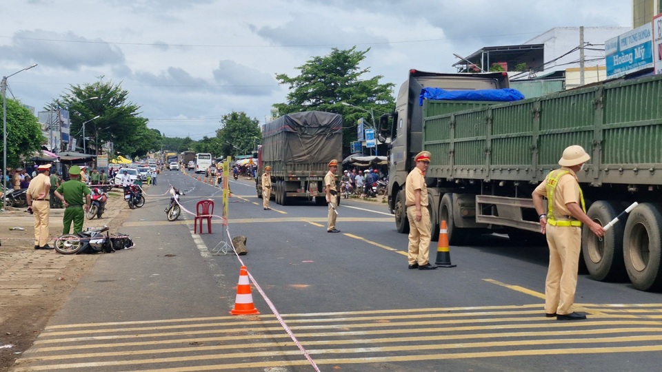 Hiện trường vụ xe container t&ocirc;ng v&agrave;o nh&agrave; d&acirc;n ng&agrave;y 25/7/2024 tại &ldquo;điểm đen&rdquo; tai nạn giao th&ocirc;ng ở chợ 312, khiến 3 người tử vong.