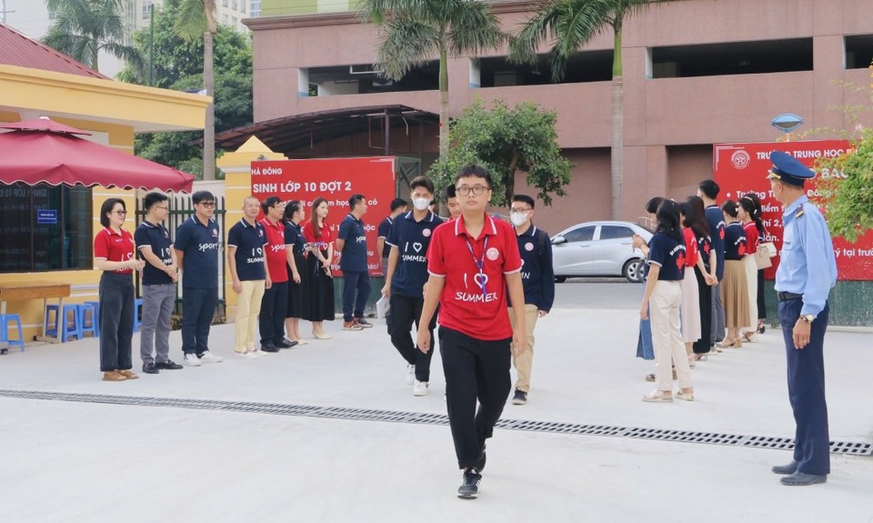 Ban l&atilde;nh đạo, Ban gi&aacute;m hiệu v&agrave; thầy c&ocirc; Trường THPT H&agrave; Đ&ocirc;ng ch&agrave;o đ&oacute;n học sinh ngay từ cổng trường.