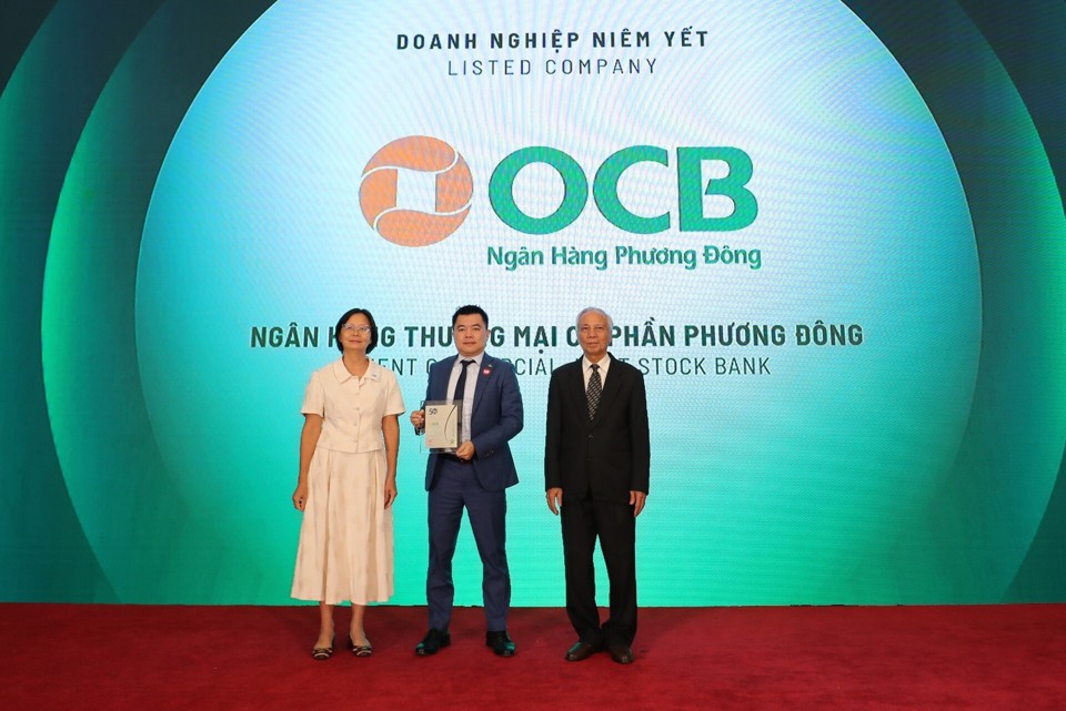 Đại diện OCB nhận giải Doanh nghiệp ph&aacute;t triển bền vững 2024.