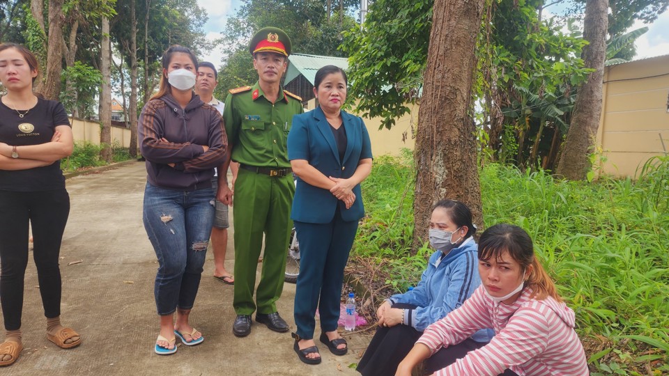 B&agrave; Trần Tuệ Hiền, Chủ tịch UBND tỉnh B&igrave;nh Phước c&oacute; mặt tại hiện trường chỉ đạo, động vi&ecirc;n lực lượng Cảnh s&aacute;t PCCC dập lửa. Ảnh: Nguyễn Kh&aacute;nh