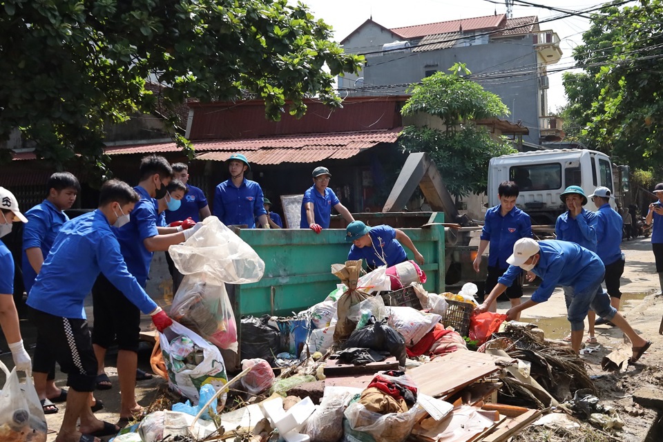 Đo&agrave;n Thanh ni&ecirc;n huyện Chương Mỹ gi&uacute;p người d&acirc;n x&atilde; Nam Phương Tiến thu gom r&aacute;c thải, vệ sinh m&ocirc;i trường.