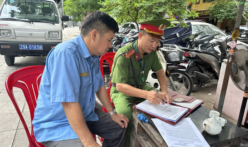 Lực lượng chức năng phường Kim M&atilde; kiểm tra, xử l&yacute; vi phạm với b&atilde;i xe do C&ocirc;ng ty H&agrave; Đăng quản l&yacute;.