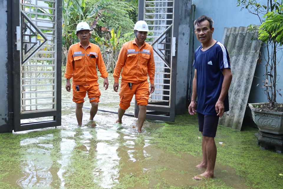 Nh&acirc;n vi&ecirc;n C&ocirc;ng ty Điện lực Chương Mỹ "g&otilde;" từng nh&agrave;, xem x&eacute;t kỹ lưỡng để đảm bảo điều kiện cấp điện trở lại.