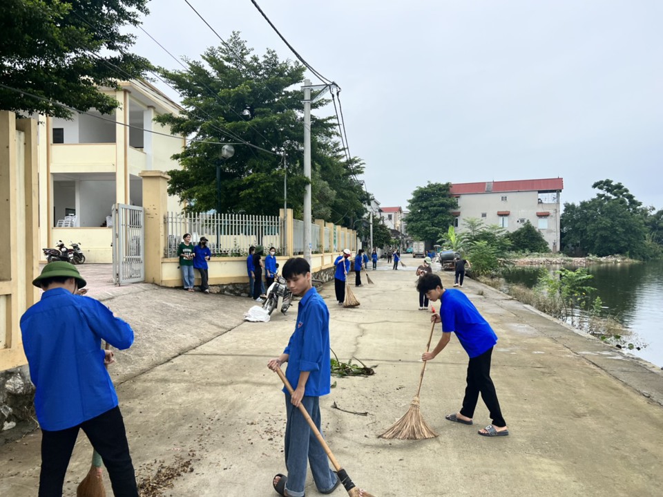 C&aacute;c lực lượng đồng loạt ra qu&acirc;n dọn vệ sinh m&ocirc;i trường.