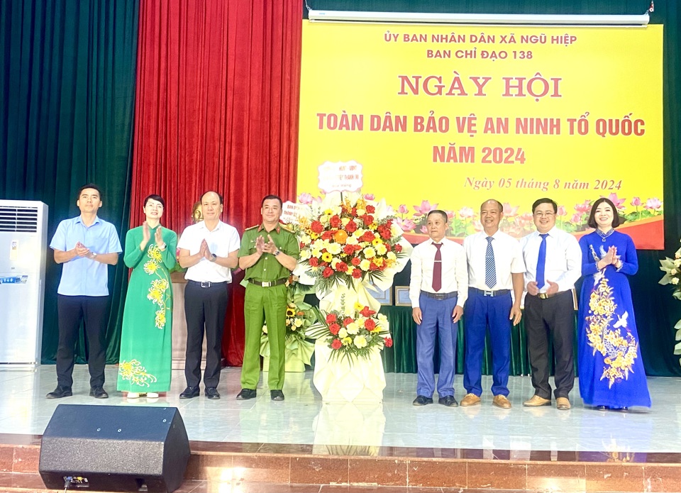 Đại diện l&atilde;nh đạo huyện Thanh Tr&igrave; tặng hoa ch&uacute;c mừng Ng&agrave;y hội.