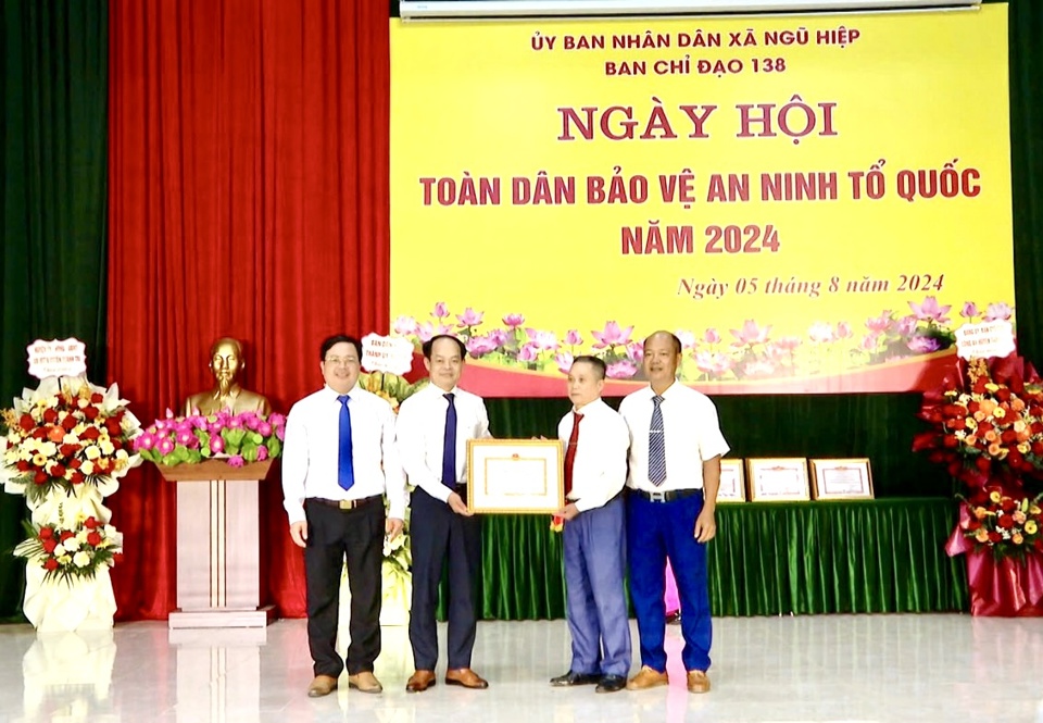 Ph&oacute; trưởng Ban d&acirc;n vận Th&agrave;nh uỷ H&agrave; Nội Đinh Văn Kh&oacute;a&nbsp;tặng Bằng khen cho Nh&acirc;n d&acirc;n v&agrave; c&aacute;n bộ x&atilde; Ngũ Hiệp.