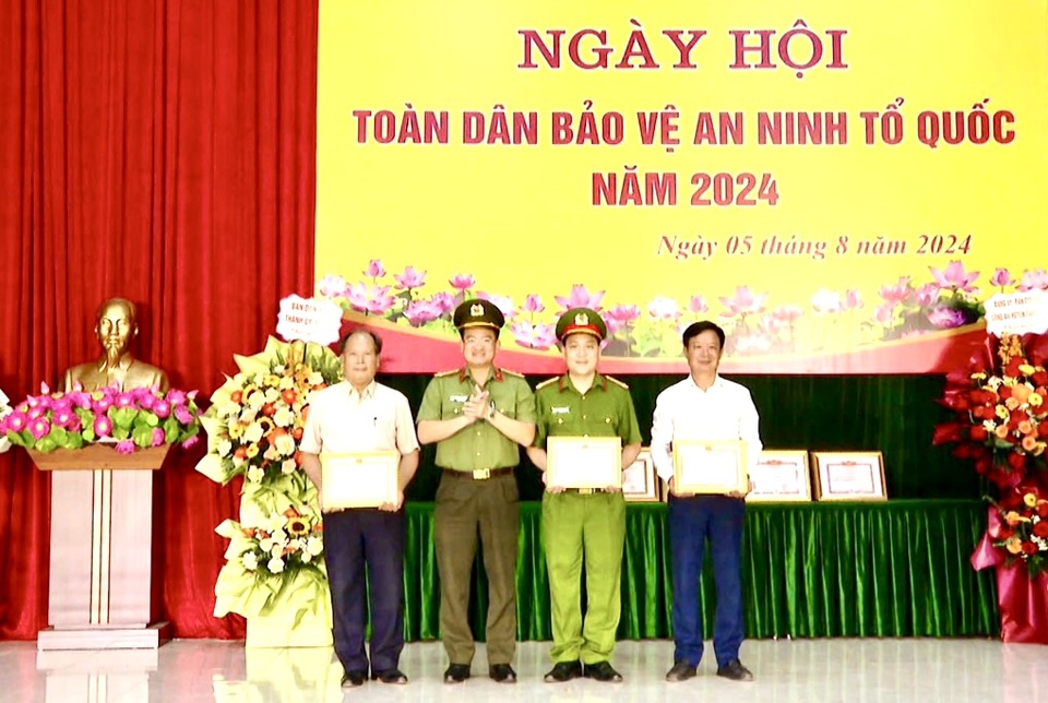 C&ocirc;ng an TP H&agrave; Nội khen thưởng 2 tập thể, 1 c&aacute; nh&acirc;n.