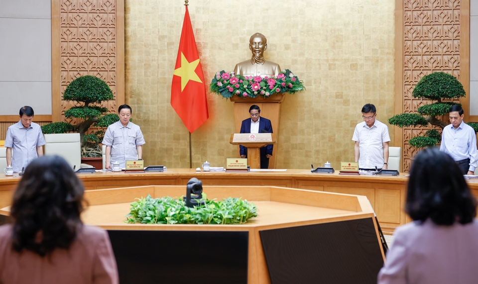 Mở đầu phi&ecirc;n họp, Ch&iacute;nh phủ đ&atilde; d&agrave;nh ph&uacute;t mặc niệm tưởng nhớ Tổng B&iacute; thư Nguyễn Ph&uacute; Trọng. Ảnh: VGP/Nhật Bắc