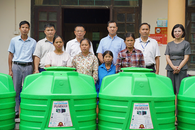 Đại diện c&aacute;c hộ gia đ&igrave;nh ở x&atilde; T&acirc;n Tiến, Chương Mỹ (H&agrave; Nội) nhận bồn nước của Tập đo&agrave;n T&acirc;n &Aacute; Đại Th&agrave;nh.