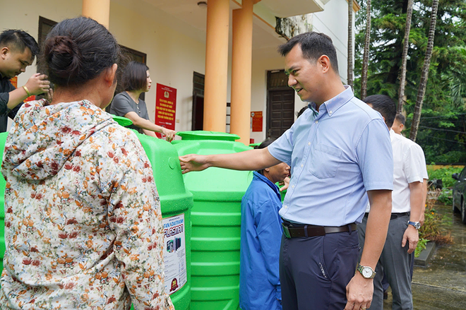 &Ocirc;ng Phạm Minh Đức, Ph&oacute; Tổng Gi&aacute;m đốc Tập đo&agrave;n T&acirc;n &Aacute; Đại Th&agrave;nh động vi&ecirc;n người d&acirc;n x&atilde; T&acirc;n Tiến vượt qua kh&oacute; khăn.