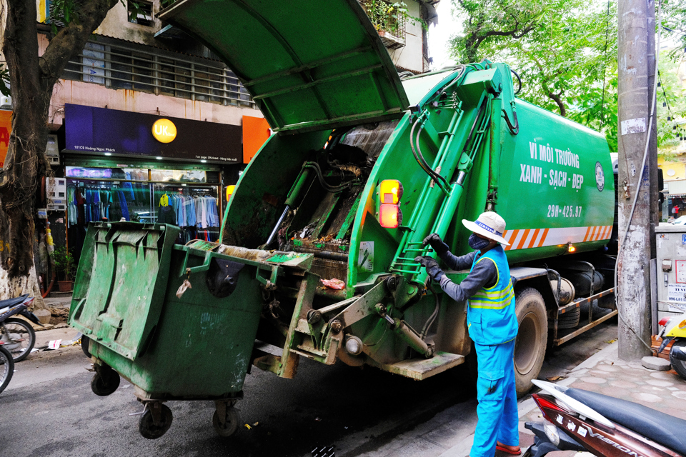 Thu gom r&aacute;c thải sinh hoạt tr&ecirc;n địa b&agrave;n quận Đống Đa. Ảnh: C&ocirc;ng H&ugrave;ng