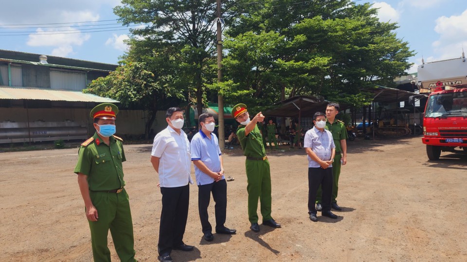 Đại t&aacute; B&ugrave;i Xu&acirc;n Thắng, Gi&aacute;m đốc C&ocirc;ng an tỉnh B&igrave;nh Phước c&oacute; mặt tại hiện trường chỉ đao lực lượng dập lửa. Ảnh: Nguyễn Kh&aacute;nh