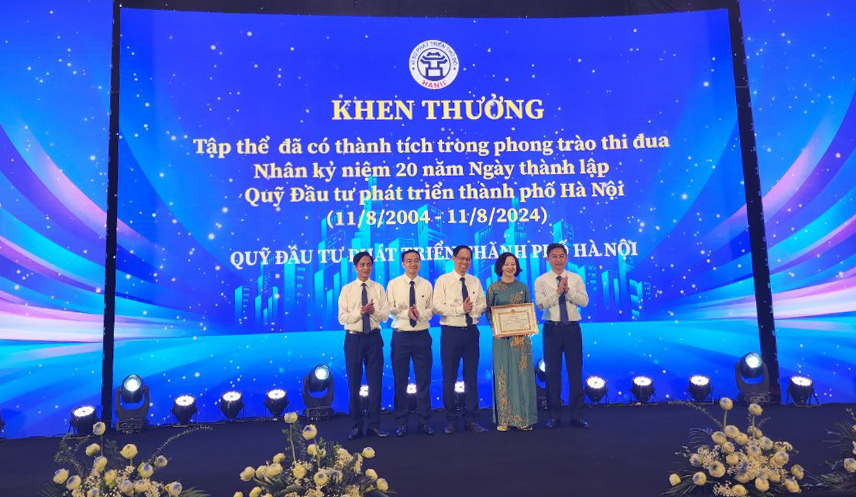 Ph&oacute; Chủ tịch UBND TP H&agrave; Nội H&agrave; Minh Hải trao Bằng khen của Chủ tịch UBND TP cho Quỹ đầu tư ph&aacute;t triển TP H&agrave; Nội.