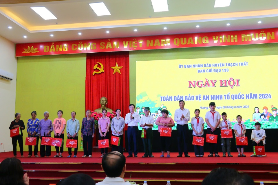 L&atilde;nh đạo th&agrave;nh phố H&agrave; Nội v&agrave; huyện Thạch Thất tặng qu&agrave; c&aacute;c gia đ&igrave;nh ch&iacute;nh s&aacute;ch, học sinh ngh&egrave;o vượt kh&oacute; x&atilde; Hương Ngải. Ảnh: C&ocirc;ng Phương.