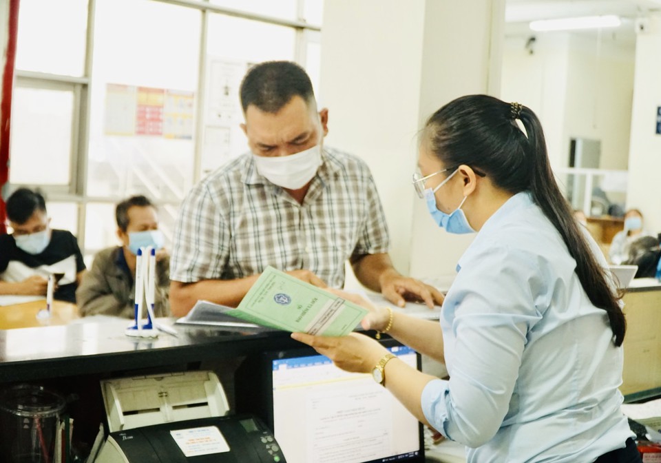 Người lao động kh&ocirc;ng hưởng BHXH một lần m&agrave; bảo lưu thời gian đ&oacute;ng để tiếp tục tham gia th&igrave; c&oacute; cơ hội được hưởng c&aacute;c quyền lợi cao hơn. Ảnh minh họa: Internet.