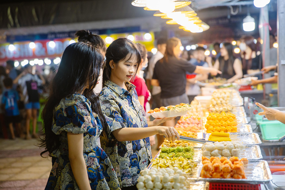 Khoảng 200 gian h&agrave;ng đa dạng c&aacute;c sản phẩm kinh doanh như ẩm thực, qu&agrave; lưu niệm, thủ c&ocirc;ng mỹ nghệ.... đ&atilde; g&oacute;p phần tạo n&ecirc;n sự phong ph&uacute; của lễ hội. C&aacute;c gian h&agrave;ng đều được Ban tổ chức kiểm tra về chất lượng v&agrave; an to&agrave;n về sinh thực trước đ&oacute; để đảm bảo cho người ti&ecirc;u d&ugrave;ng.&nbsp;