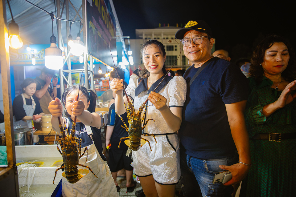 Ng&agrave;y 6/8, &ocirc;ng Vũ Trọng Nghĩa - Trưởng ph&ograve;ng Văn h&oacute;a v&agrave; Th&ocirc;ng tin, Ph&oacute; Trưởng ban tổ chức&nbsp;Lễ hội t&ocirc;m h&ugrave;m Cam Ranh - năm 2024 cho biết, từ ng&agrave;y 3/8 đến nay đ&atilde; c&oacute; khoảng 8.000 -9.000 lượt kh&aacute;ch đến tham quan, mua sắm tại lễ hội.