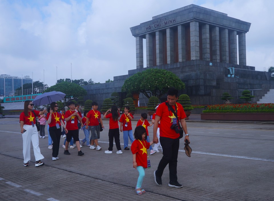 Đo&agrave;n&nbsp;gi&aacute;o vi&ecirc;n, thiếu nhi kiều b&agrave;o tại H&agrave;n Quốc thăm lăng Chủ tịch Hồ Ch&iacute; Minh v&agrave; di t&iacute;ch Phủ Chủ tịch. Ảnh: Việt Anh