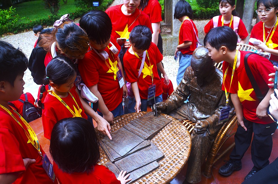 C&aacute;c thiếu nhi kiều b&agrave;o tại H&agrave;n Quốc đọc to khẩu hiệu "Việt Nam D&acirc;n Chủ Cộng H&ograve;a độc lập" ở tượng Chủ tịch Hồ Ch&iacute; Minh. Ảnh: Việt Anh