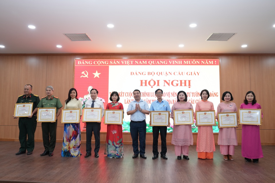 L&atilde;nh đạo Ban Tuy&ecirc;n gi&aacute;o Th&agrave;nh uỷ H&agrave; Nội trao khen thưởng cho c&aacute;c tập thể c&oacute; th&agrave;nh t&iacute;ch xuất sắc trong việc tổ chức cuộc thi.