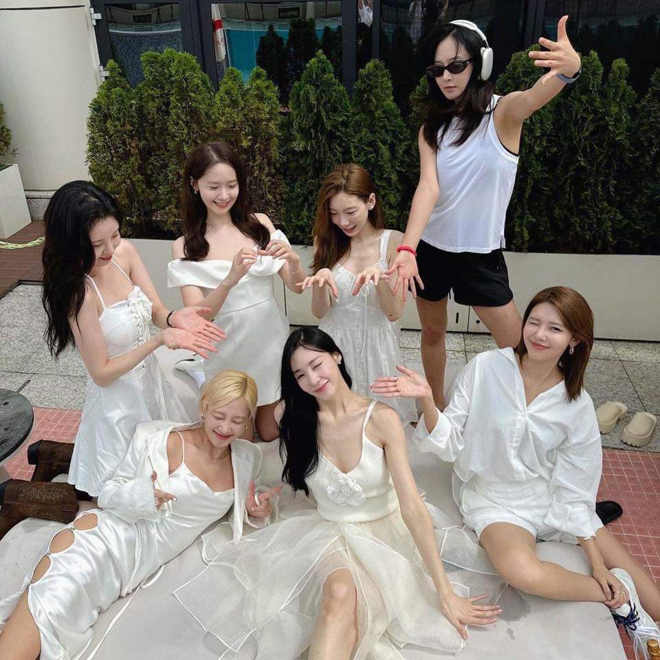 SNSD khoe ảnh sau 17 năm debut