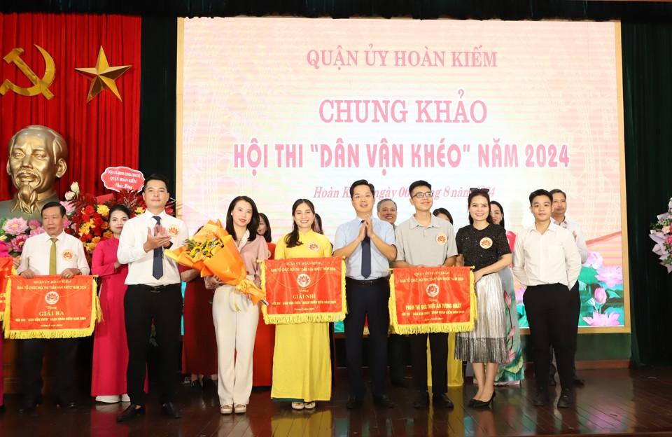 B&iacute; thư Quận uỷ Ho&agrave;n Kiếm Vũ Đăng Định&nbsp;trao giải Nh&igrave; cho Cụm thi số 3