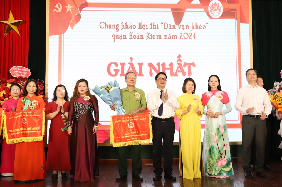 Ph&oacute; Trưởng ban Thường trực Ban D&acirc;n vận Th&agrave;nh ủy H&agrave; Nội Vũ H&agrave; trao giải Nhất cho Cụm thi số 1