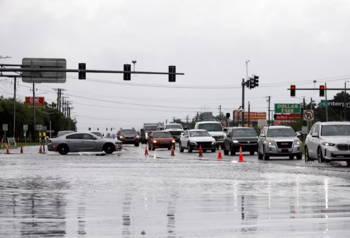 Đường phố Florida trở n&ecirc;n ngập lụt. Ảnh: Octavio Jones