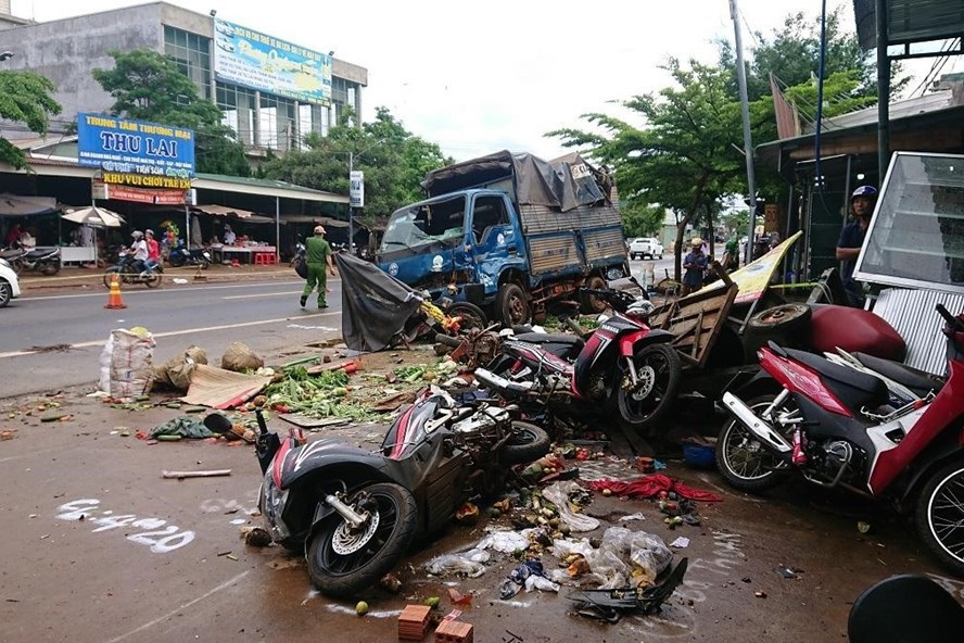 Xe đ&acirc;m v&agrave;o chợ 312 x&atilde; Đắk Rla, huyện Đắk Mil, tỉnh Đắk N&ocirc;ng khiến 10 người thương vong ng&agrave;y 13/6/2020. Ảnh: Văn Sinh