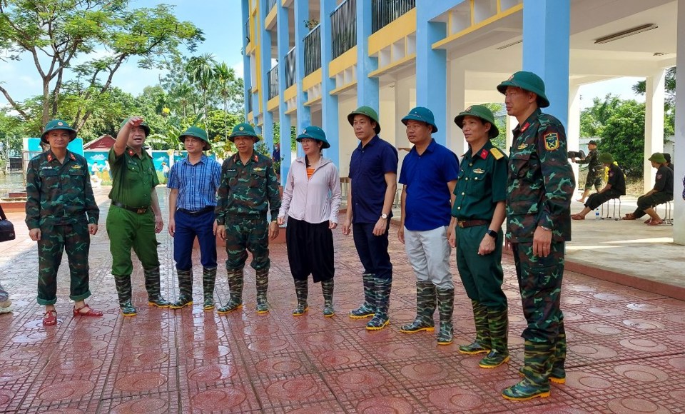 Chủ tịch UBND huyện Chương Mỹ Nguyễn Anh Đức kiểm tra việc xử l&yacute; m&ocirc;i trường sau lũ ở x&atilde; Nam Phương Tiến.