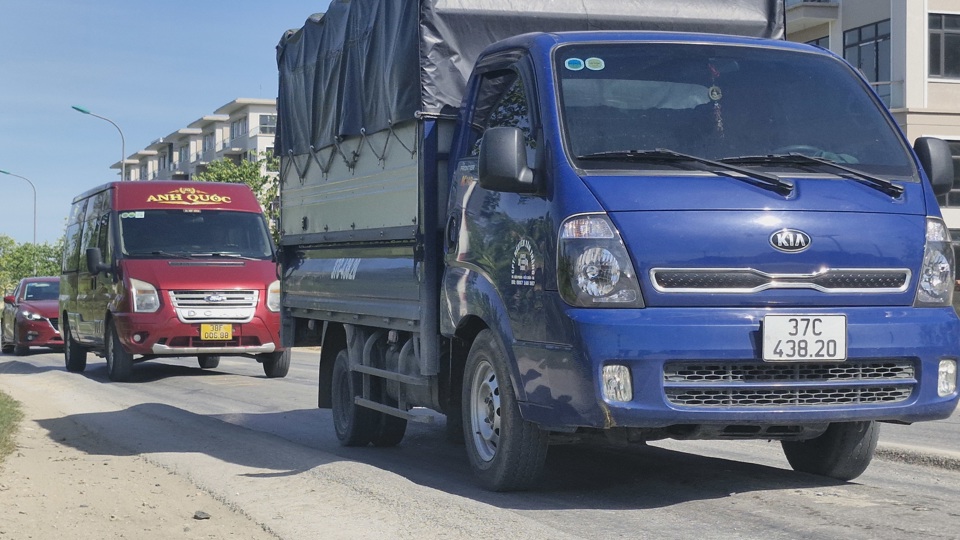 Mặc d&ugrave; tuyến đường n&agrave;y đưa v&agrave;o khai th&aacute;c từ kh&aacute; l&acirc;u, tuy nhi&ecirc;n lại chưa được cắm c&aacute;c biển b&aacute;o ATGT, tốc độ, tải trọng...