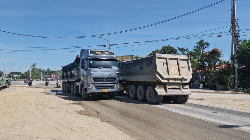 Xe tải trọng lớn chạy nườm nượp hết cả l&agrave;n đường.&nbsp;