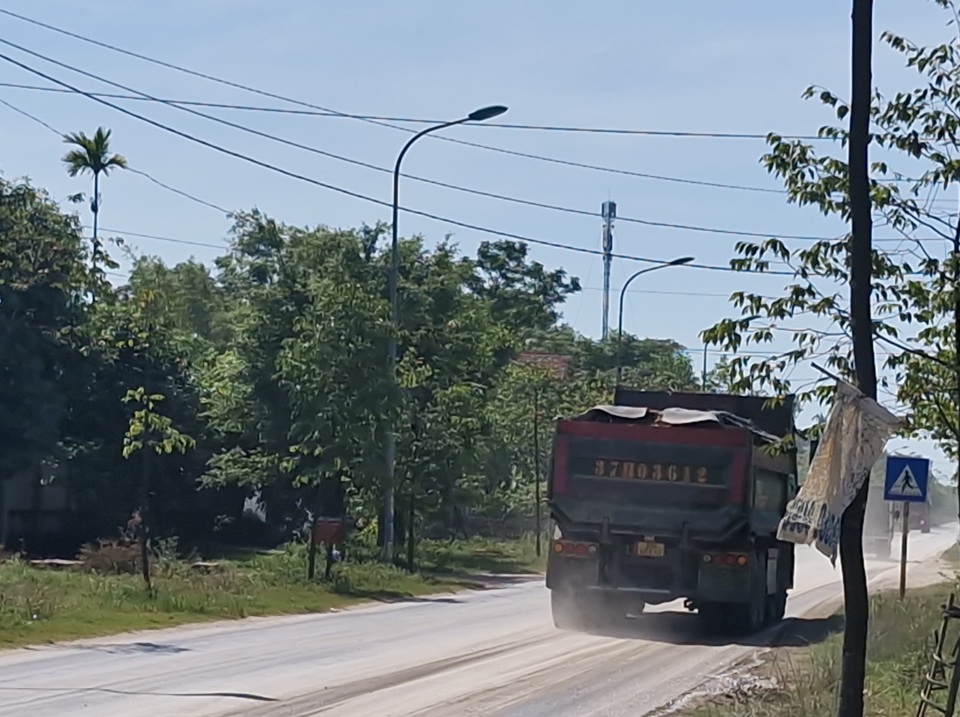 Nhiều phương tiện chở vật liệu c&oacute; dấu hiệu qu&aacute; khổ qu&aacute; tải, rơi v&atilde;i l&agrave;m &ocirc; nhiễm, bụi bẩn v&agrave; mất an to&agrave;n giao th&ocirc;ng chạy tr&ecirc;n tuyến m&agrave; kh&ocirc;ng bị đơn vị chức năng n&agrave;o kiểm so&aacute;t, xử l&yacute;.