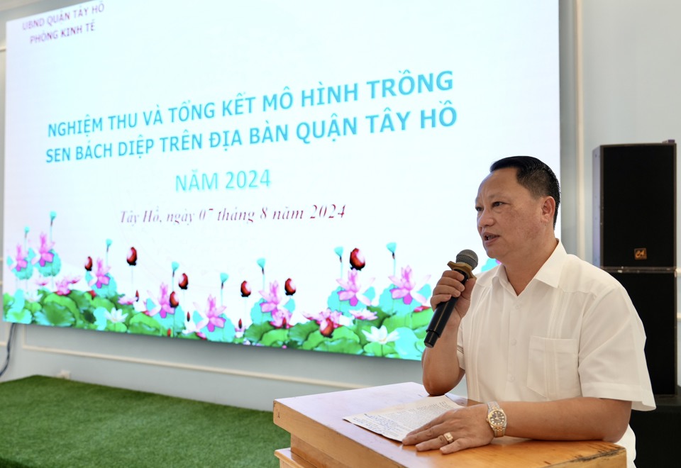 Trưởng ph&ograve;ng Kinh tế quận T&acirc;y Hồ Trần Gia H&ugrave;ng c&aacute;o b&aacute;o tại hội thảo.