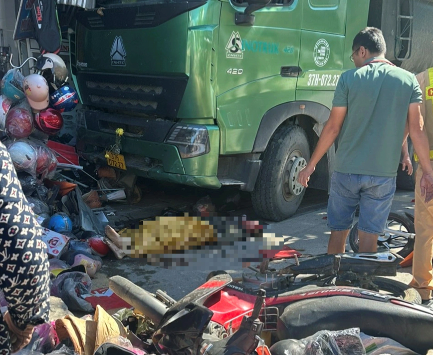 Sau khi đ&acirc;m v&agrave;o xe m&aacute;y, xe đầu k&eacute;o t&ocirc;ng v&agrave;o h&agrave;ng loạt ki ốt b&ecirc;n đường.