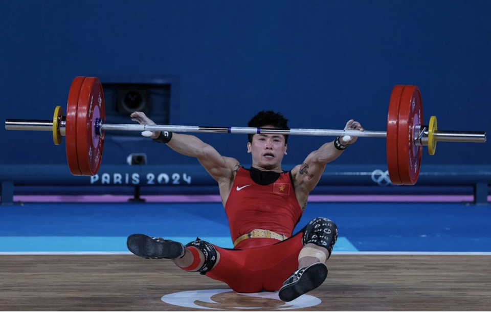 Trịnh Văn Vinh kh&ocirc;ng ho&agrave;n th&agrave;nh phần thi cử giật m&ocirc;n cử tạ hạng dưới 61kg nam. Ảnh: Reuters