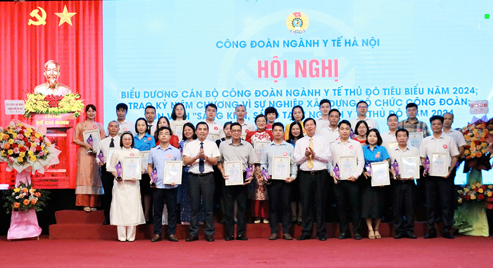 Khen thưởng 48 c&aacute; nh&acirc;n ti&ecirc;u biểu trong phong tr&agrave;o &ldquo;S&aacute;ng kiến, s&aacute;ng tạo&rdquo; ng&agrave;nh Y tế Thủ đ&ocirc; năm 2024.