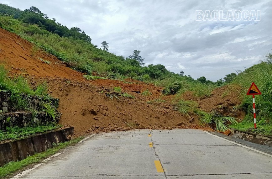 Điểm sạt lở tr&ecirc;n quốc lộ 279 g&acirc;y &ugrave;n tắc giao th&ocirc;ng. Ảnh: B&aacute;o L&agrave;o Cai&nbsp;