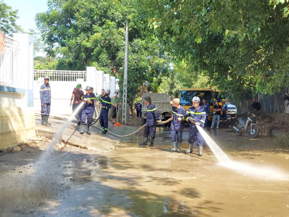 C&aacute;c đơn vị&nbsp; gi&uacute;p x&atilde; Nam Phương Tiến vệ sinh m&ocirc;i trường tại th&ocirc;n Nh&acirc;n L&yacute;, s&aacute;ng ng&agrave;y 7/8.