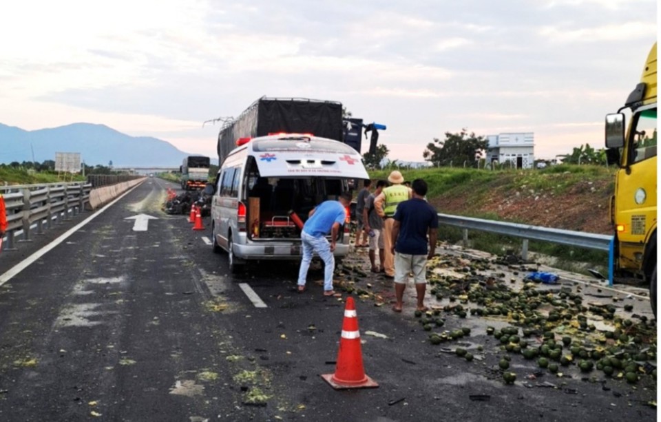 Hiện trường vụ tai nạn s&aacute;ng ng&agrave;y 8/7/2024 tr&ecirc;n cao tốc Vĩnh Hảo - Phan Thiết, tr&aacute;i c&acirc;y v&agrave; h&agrave;ng h&oacute;a đổ tr&agrave;n xuống đường.