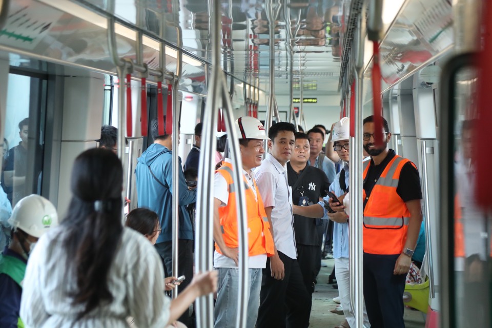 Chuy&ecirc;n gia, kỹ sư di chuyển tr&ecirc;n t&agrave;u điện Nhổn - Ga H&agrave; Nội.