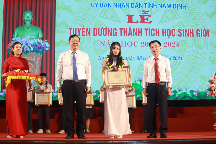 Phạm Thị Tr&agrave; My, học sinh Trường THPT Giao Thủy đạt điểm tổ hợp khối C00 cao nhất tỉnh v&agrave; to&agrave;n quốc được tuy&ecirc;n dương.