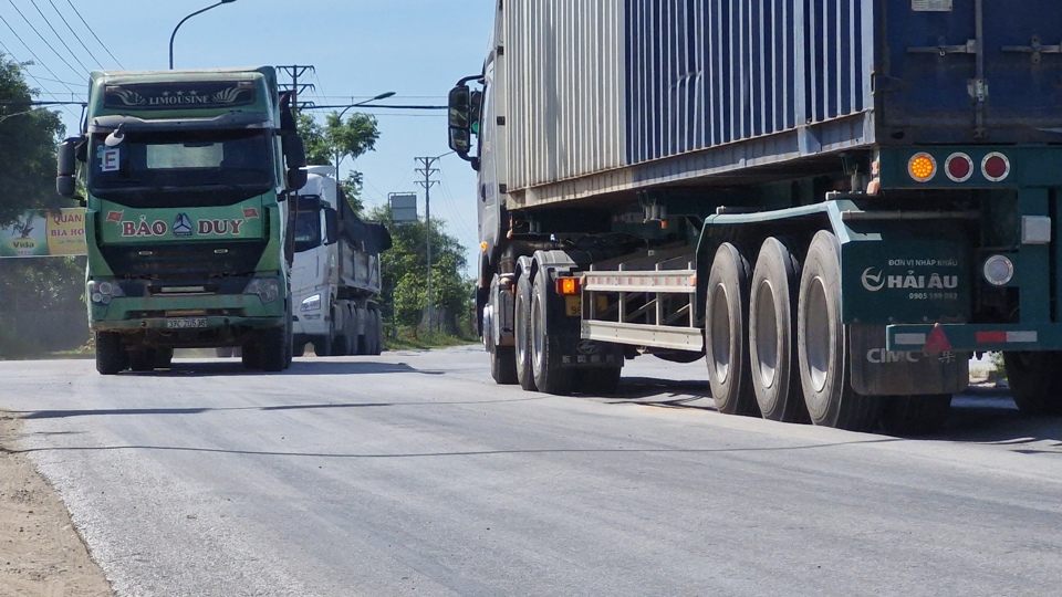 Lực lượng CSGT TP Vinh cho biết, một phần xe tải trọng lớn chạy "n&eacute;" trạm thu ph&iacute; cầu Bến Thủy, th&ecirc;m việc chưa c&oacute; biển b&aacute;o tải trọng n&ecirc;n lượng phương tiện tải trọng lớn chạy kh&aacute; nhiều tr&ecirc;n tuyến đường n&agrave;y. Về quan điểm sẽ ki&ecirc;n quyết xử l&yacute; c&aacute;c vi phạm, bảo đảm an to&agrave;n giao th&ocirc;ng.