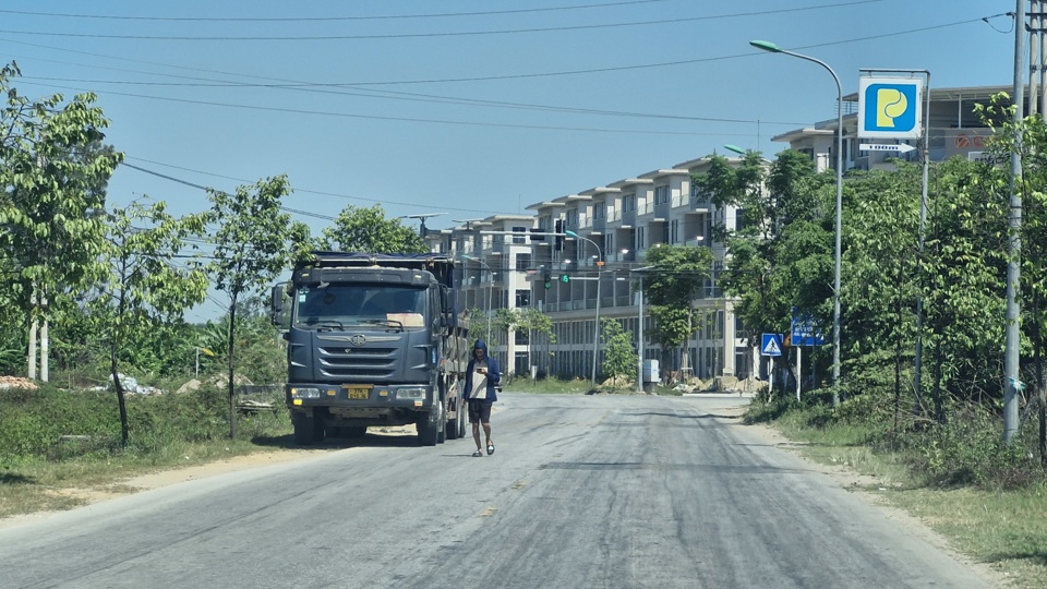 Hai ng&agrave;y nay, sau phản &aacute;nh của b&aacute;o, lượng phương tiện tải trọng lớn chạy tr&ecirc;n tuyến c&oacute; sự thuy&ecirc;n giảm hơn, lực lượng CSGT CA TP Vinh đ&atilde; tiến h&agrave;nh tuần tra kiểm so&aacute;t, c&acirc;n đo tải trọng c&aacute;c phương tiện, xử l&yacute; nghi&ecirc;m c&aacute;c h&agrave;nh vi vi phạm.