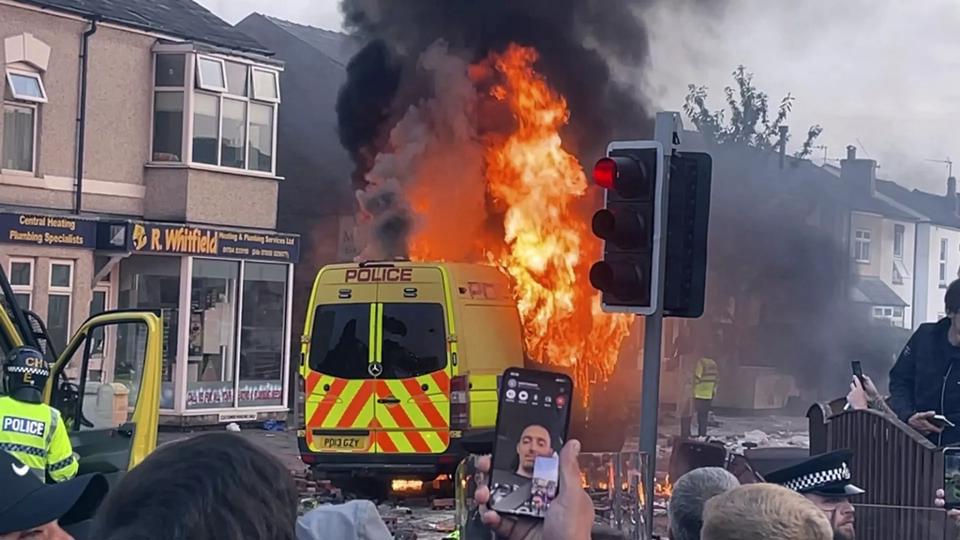 The wave of riots has continued to increase in the UK over the past week. Photo: Euro news